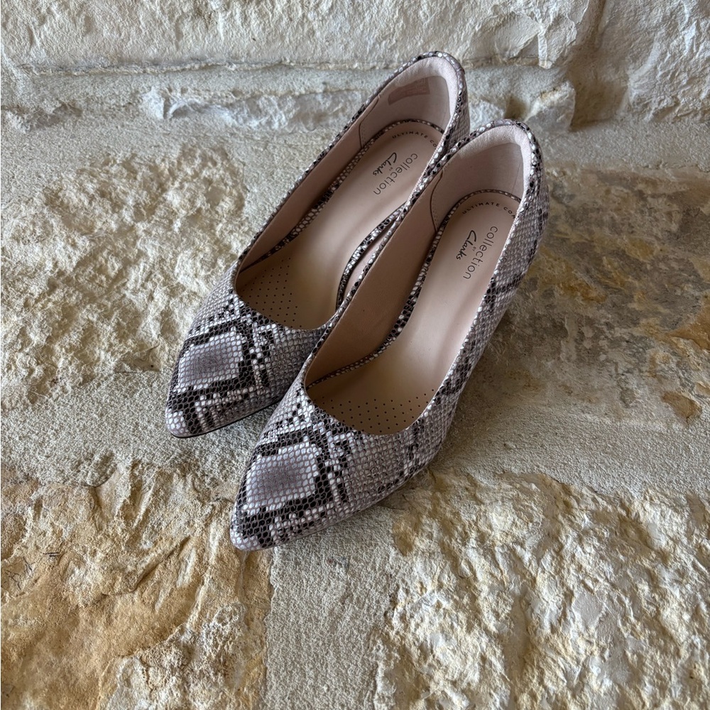 Clarks Women's Snakeskin Pumps Kitten Heels NWT